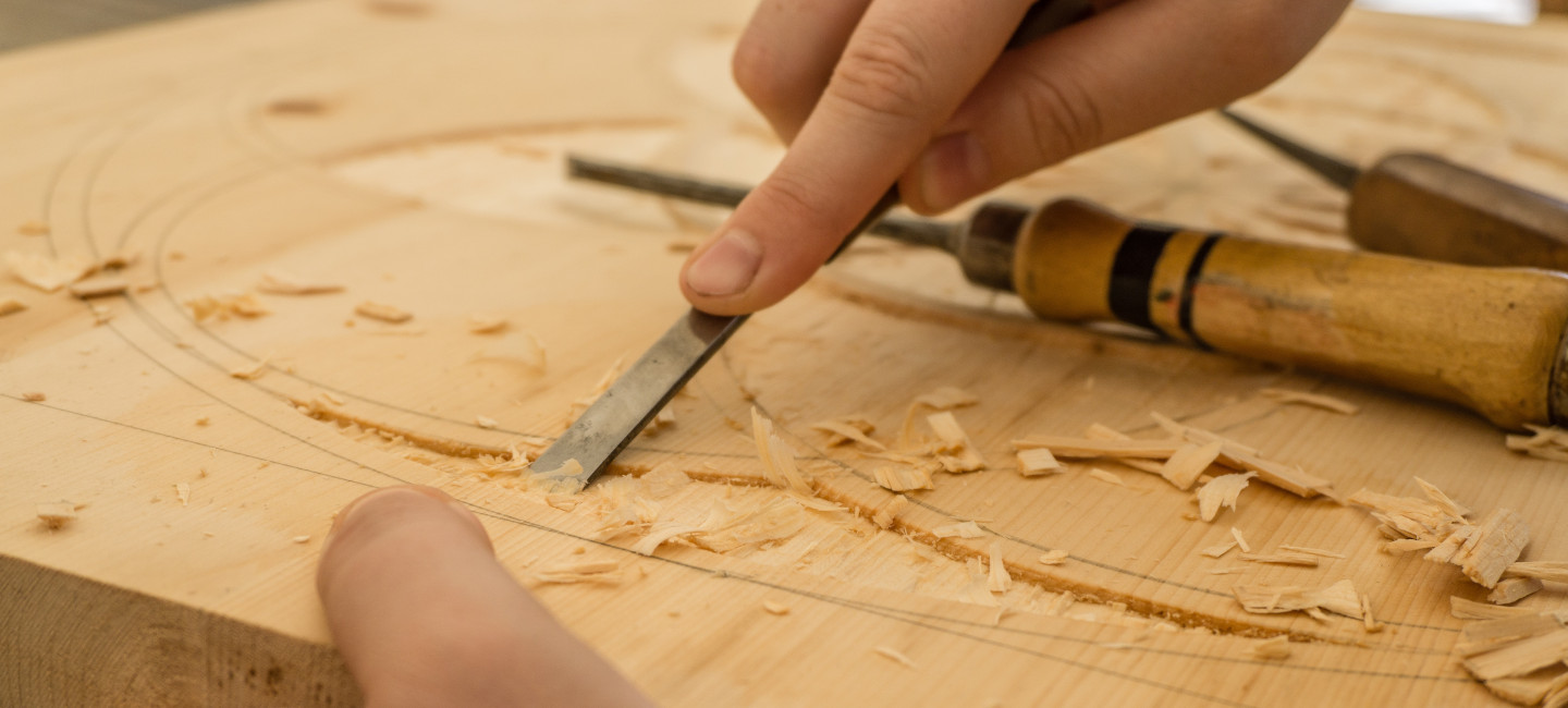 artesano trabajando la madera