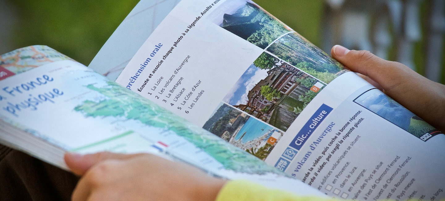 Un alumno estudia un libro en francés