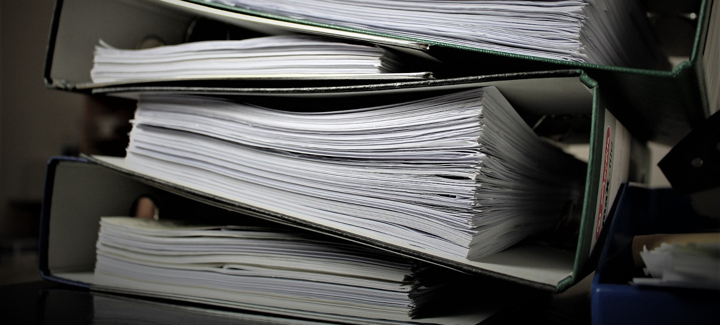 Varios archivadores apilados