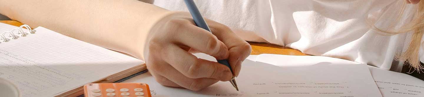 Mano sobre folios