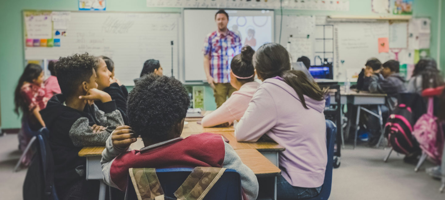 Niños y niñas en una aula de colegio