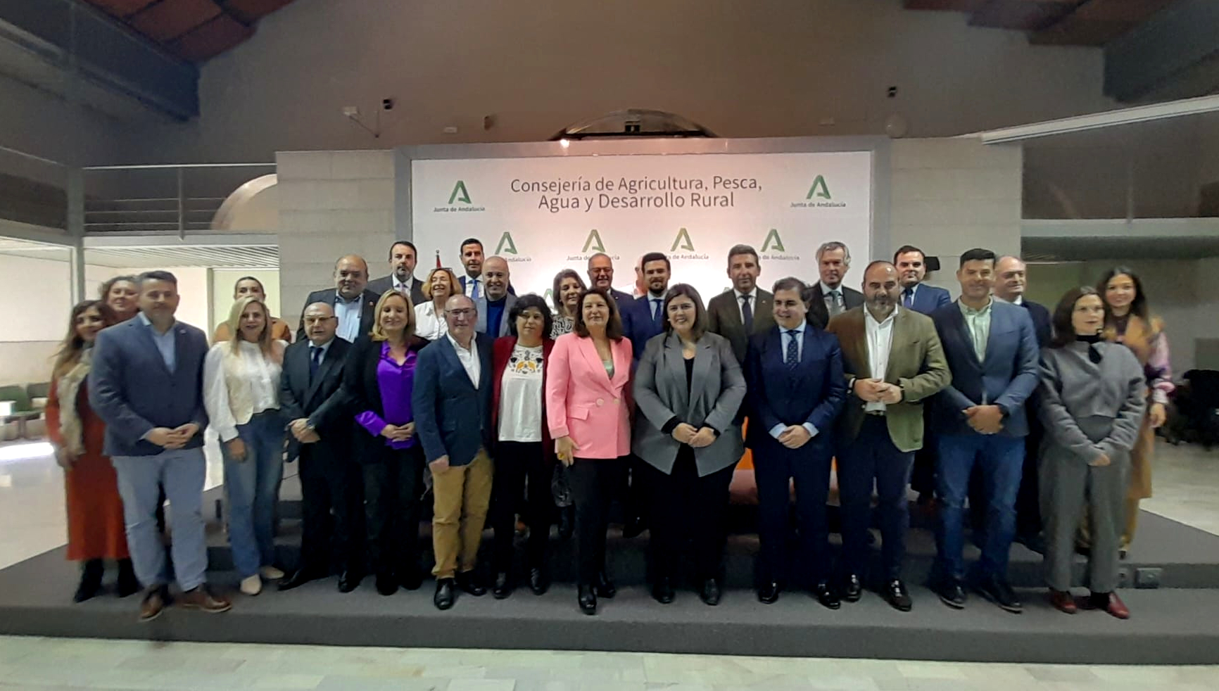 Foto de familia de la consejera Carmen Crespo y los cinco Galpa