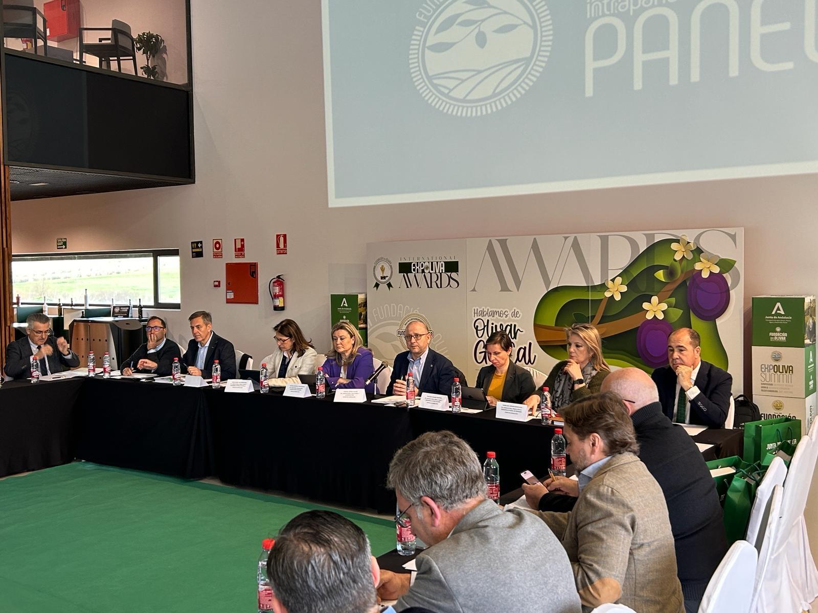 Reunión de la mesa de expertos donde se ha analizado el desarrollo de la primera Estrategia Andaluza para el Sector del Olivar 2023-2027.