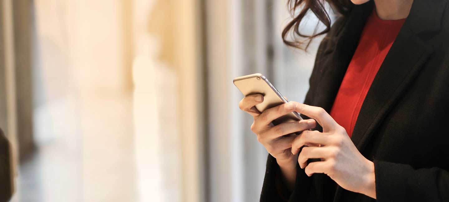 Una persona consulta un teléfono móvil