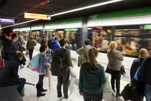 Usuarios del metro de Málaga.