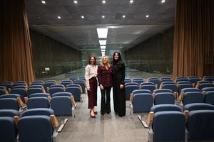 La consejera de Fomento y la alcaldesa de Granada, en la presentación de la sala.