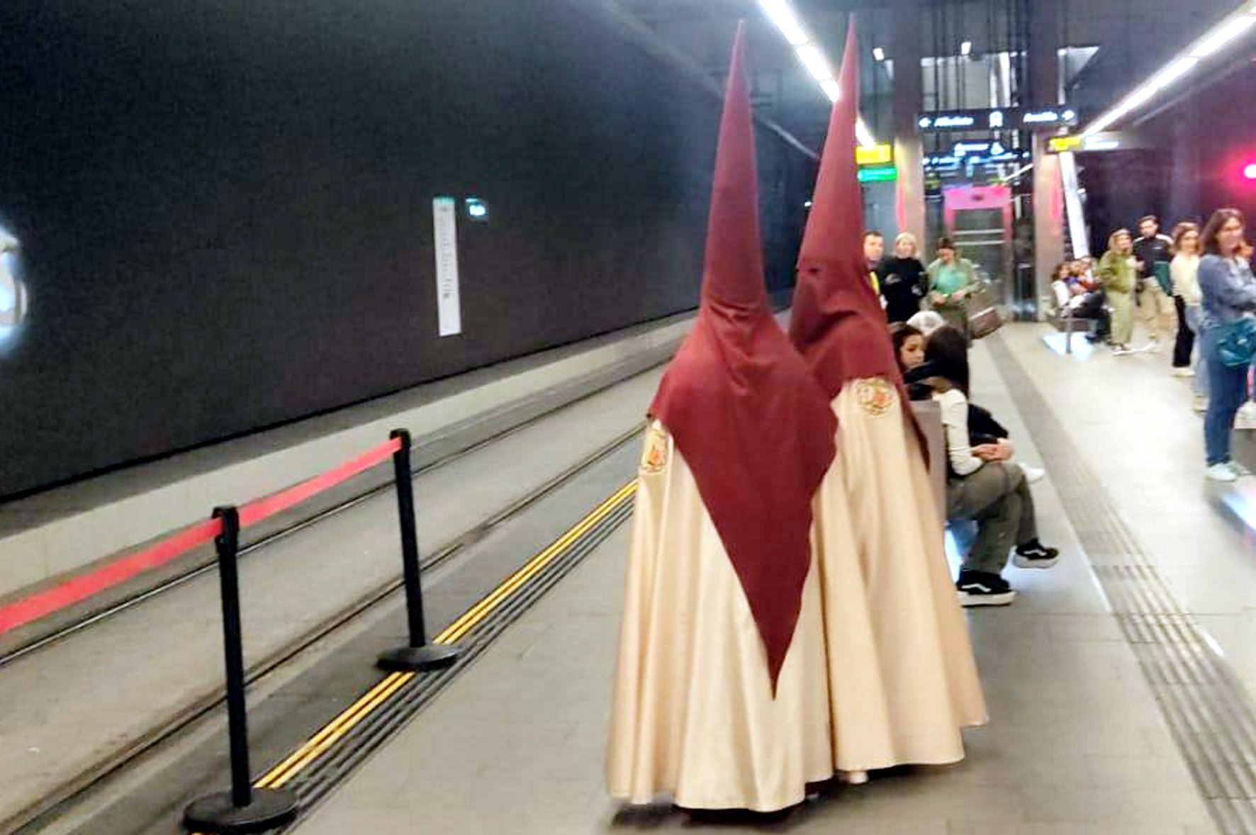 Usuarios del Metro de Granada durante la Semana Santa.