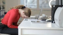 Mujer con la cabeza sobre el teclado del ordenador