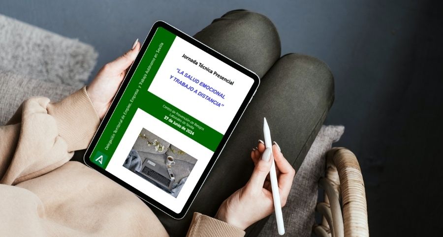 Una mujer sostiene una tablet con el programa de la jornada