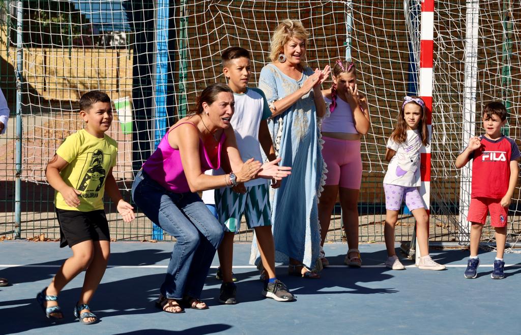 Visita a una escuela de verano del Distrito V en Huelva.