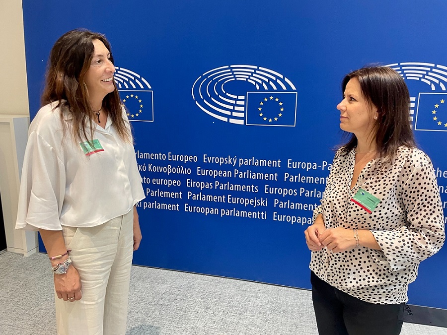 La consejera, junto a la secretaria de Inclusión Social.