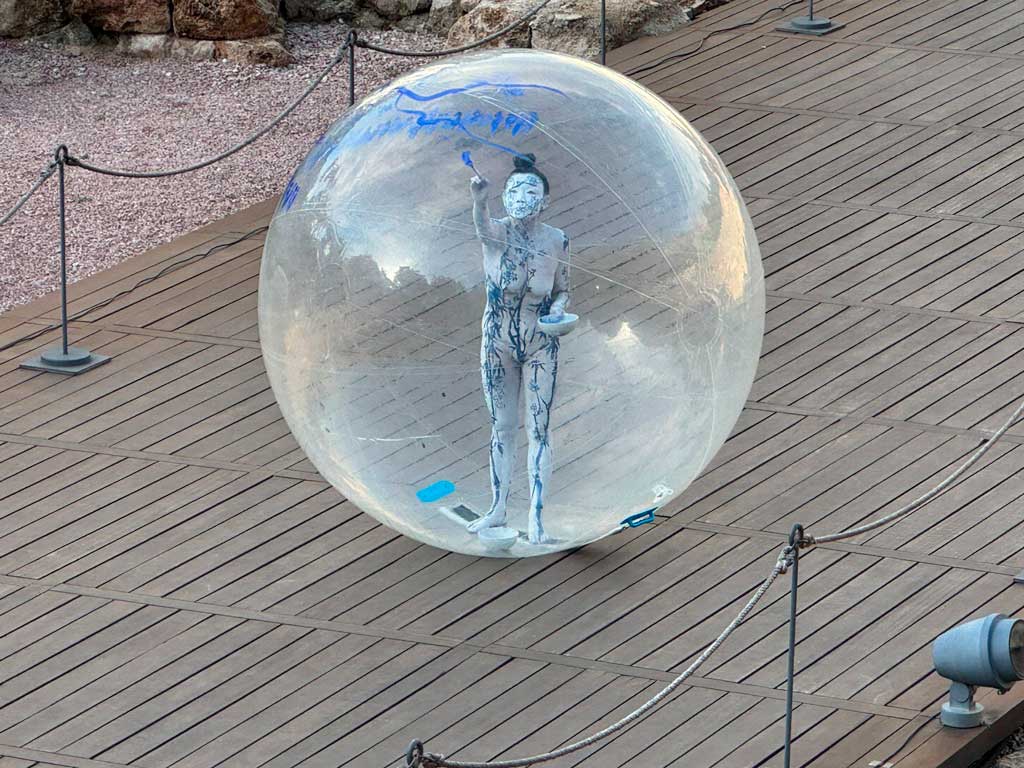 Performance art de la artista Xie Rong