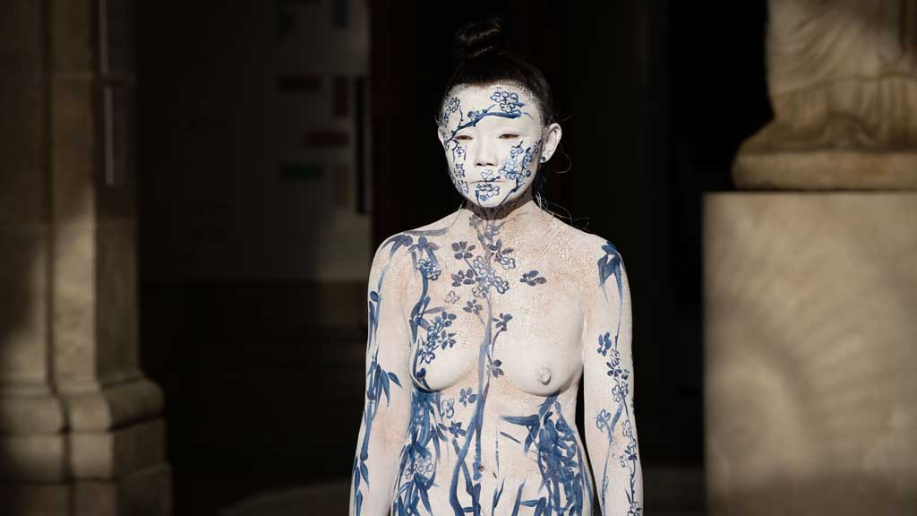 Performance art de la artista Xie Rong