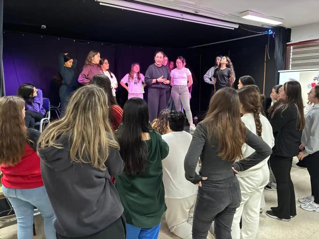 El proyecto de Arte y Educación ‘Universo EVA’ culmina en Estepona con una creación colectiva inspirada en el viaje del mantón de Manila alumnado asistente a formacion academica